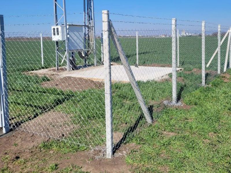 Žičana ograda sa betonskim stubovima i bodljikavom žicom – zaštita industrijskog objekta